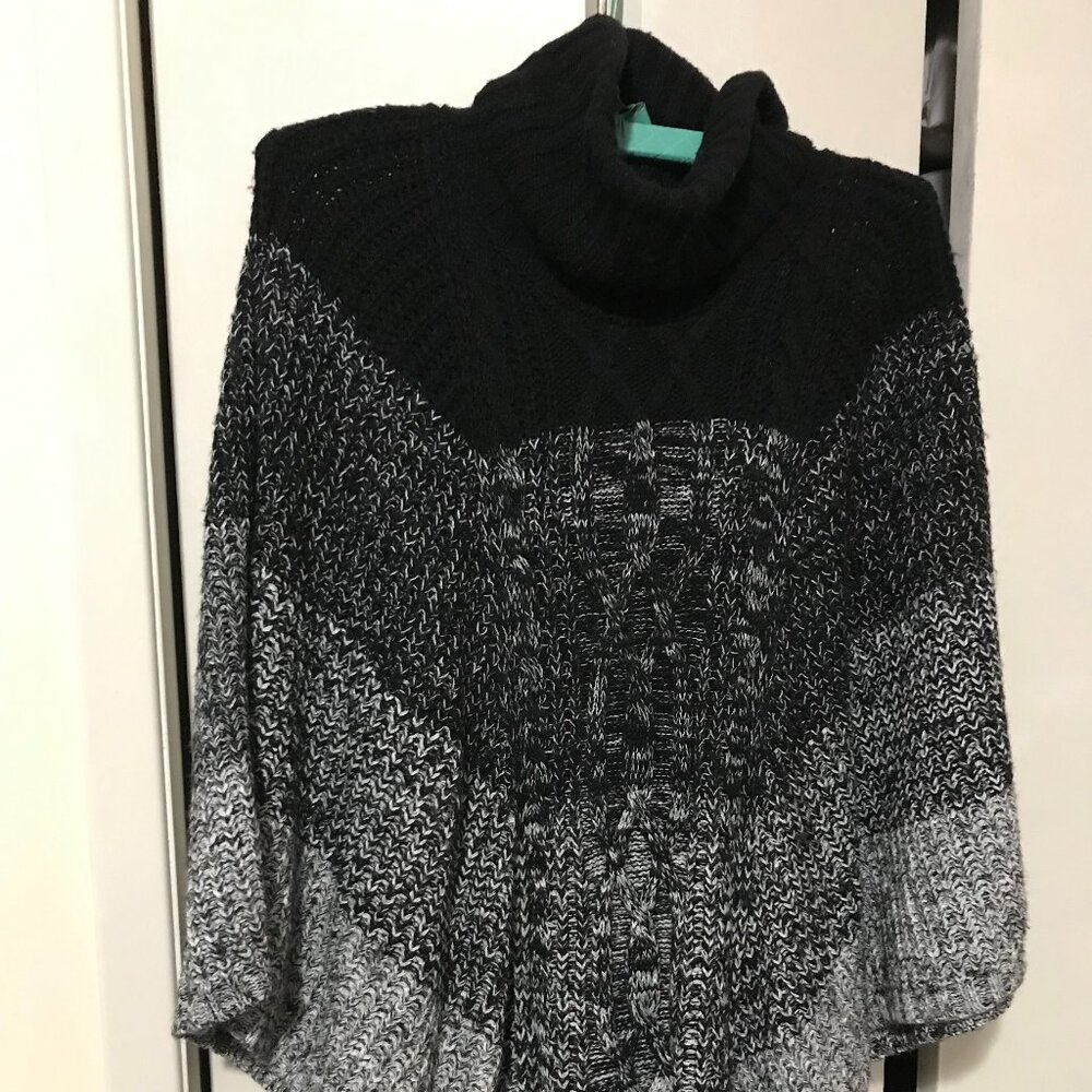 Ricki's Ladies Poncho Size M/L
